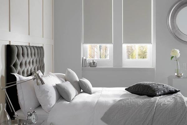 Cómo elegir la cortina enrollable perfecta para tu ventana pequeña