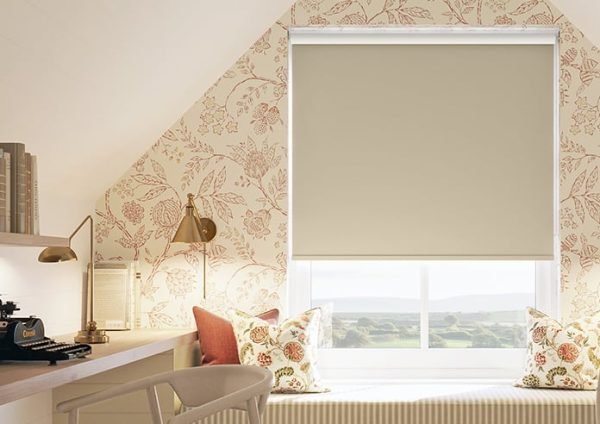Pros de las Cortinas Roller Black out Crema